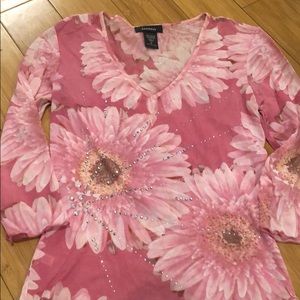 Express pink daisy 3/4 length top, blouse🌼🌸